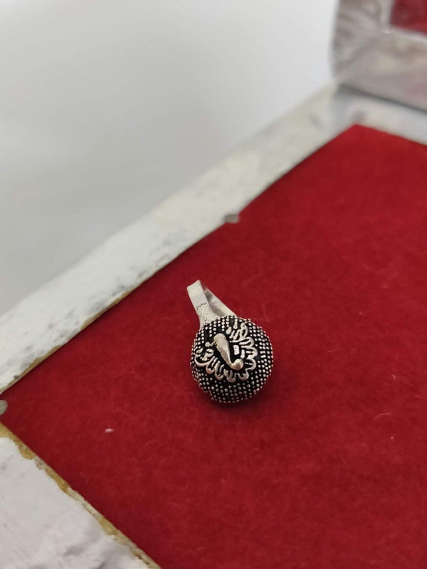 Round Peacock Nose Pin
