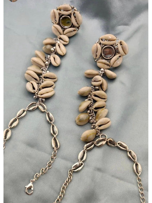 Shaheen Cowrie Handflower