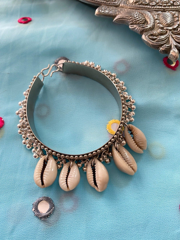 Sleek Cowrie Bangle